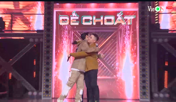 Không phải Lăng LD, Dế Choắt đối đầu với B:OKEH trên giai điệu ca khúc thiếu nhi làm xáo trộn dàn HLV và giám khảo Rap Việt  - Ảnh 4.