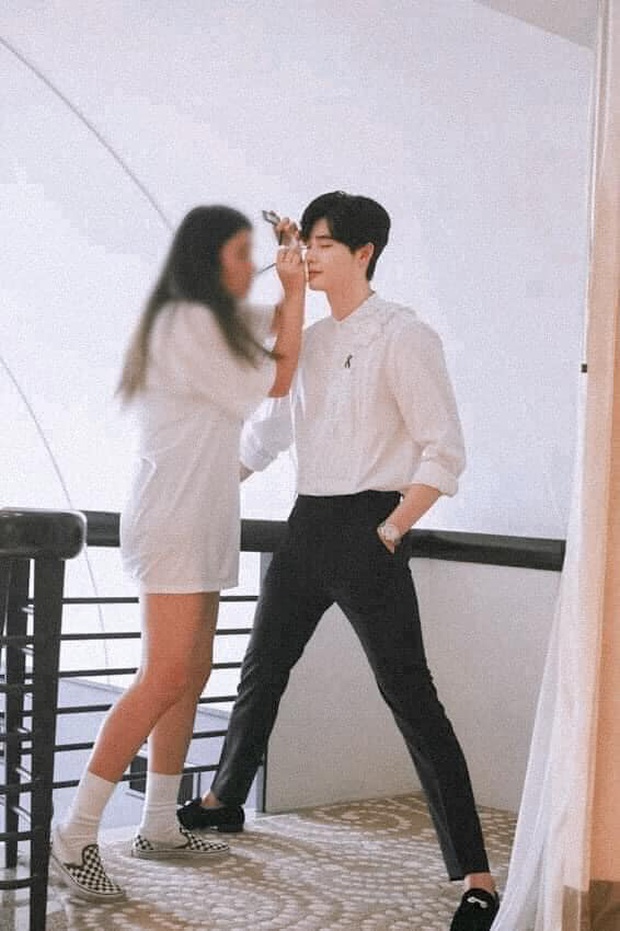 Làm stylist, makeup cho sao nam Hàn là sướng nhất: Được ngắm trai đẹp còn có cả loạt khoảnh khắc thòng tim như ngôn tình đời thực - Ảnh 1.