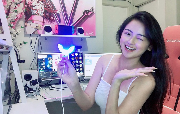 Mải nhắn tin, nữ streamer xinh đẹp để lộ ảnh nóng ngay trên sóng livestream - Ảnh 8.