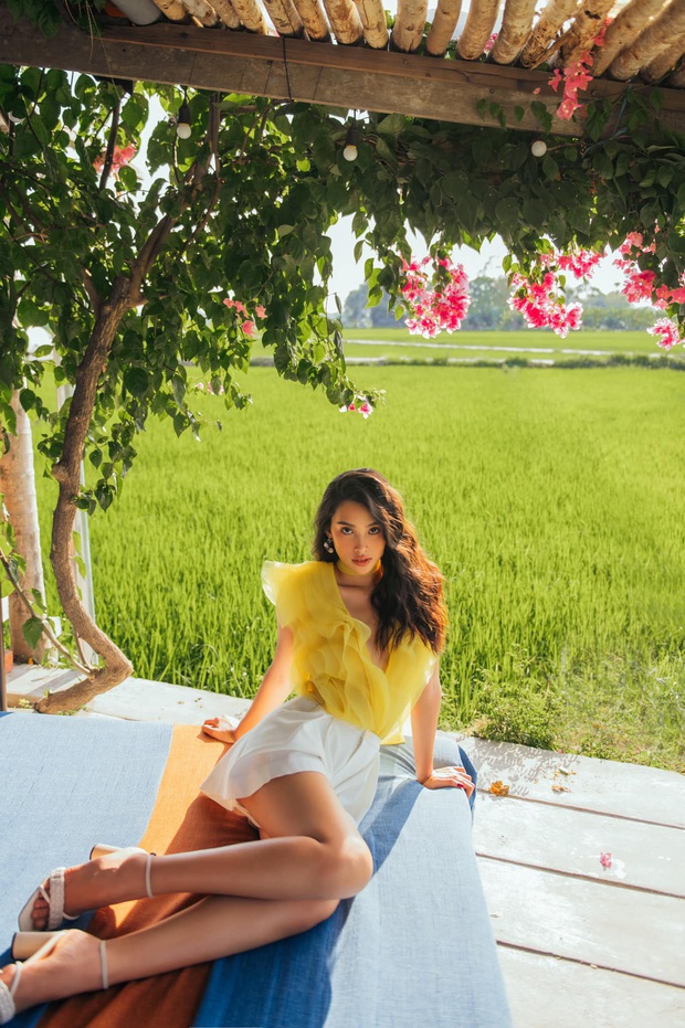 Loạt ảnh mới của Tiểu Vy khiến dân tình ngẩn ngơ, nhan sắc thế nào mà khiến Lương Thuỳ Linh phải trầm trồ? - Ảnh 5. Loạt ảnh mới của Tiểu Vy khiến dân tình ngẩn ngơ, nhan sắc thế nào mà khiến Lương Thuỳ Linh phải trầm trồ? - Ảnh 5.
