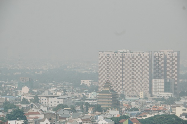 Ảnh: Tòa nhà Landmark81 mất tích trong sương mù, trời Sài Gòn se se lạnh vào sáng đầu tuần - Ảnh 3.