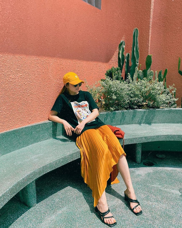 Street style sao Việt: Ngọc Trinh vô tư diện bikini ra đường, Hương Giang “tương” lại đôi giày cà kheo tai tiếng - Ảnh 5. Street style sao Việt: Ngọc Trinh vô tư diện bikini ra đường, Hương Giang “tương” lại đôi giày cà kheo tai tiếng - Ảnh 5.