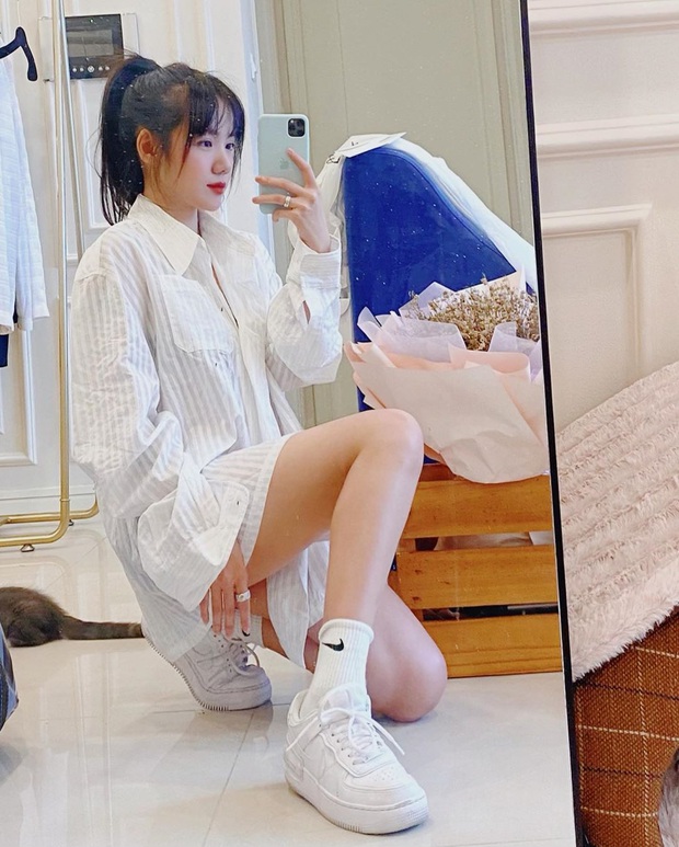 Street style sao Việt: Ngọc Trinh vô tư diện bikini ra đường, Hương Giang “tương” lại đôi giày cà kheo tai tiếng - Ảnh 8. Street style sao Việt: Ngọc Trinh vô tư diện bikini ra đường, Hương Giang “tương” lại đôi giày cà kheo tai tiếng - Ảnh 8.