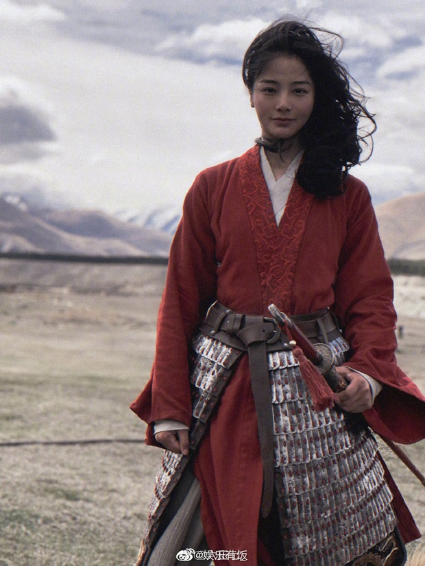 Tranh cãi nhan sắc diễn viên đóng thế Lưu Diệc Phi: Vượt trội hơn nữ chính nhưng ảnh chụp chung lại quá khác biệt? - Ảnh 4.