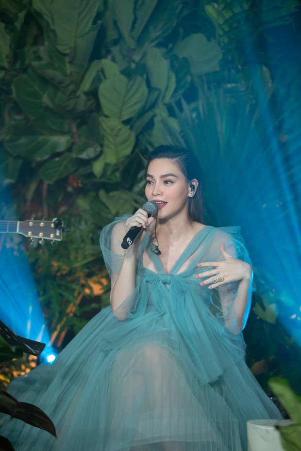 Sắp đến ngày vỡ chum mà mẹ bầu Vbiz hăng quá: Hồ Ngọc Hà làm show riêng, Đông Nhi vẫn đi hát, Thu Thủy ra MV như thường - Ảnh 5. Sắp đến ngày vỡ chum mà mẹ bầu Vbiz hăng quá: Hồ Ngọc Hà làm show riêng, Đông Nhi vẫn đi hát, Thu Thủy ra MV như thường - Ảnh 5.