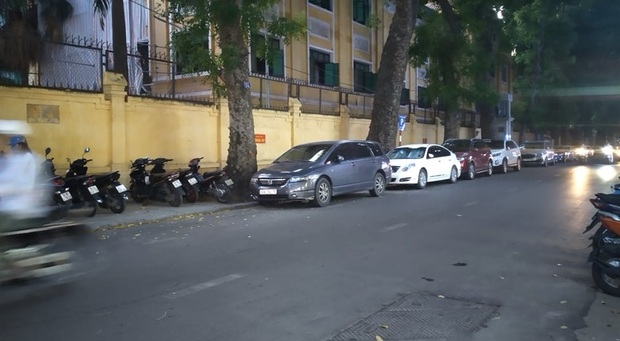 Công an vào cuộc điều tra vụ chồng chở bồ nhí trên xe Lexus LX 570, bị phát hiện còn thẳng tay bóp cổ và đấm vào mặt vợ - Ảnh 1. Công an vào cuộc điều tra vụ chồng chở bồ nhí trên xe Lexus LX 570, bị phát hiện còn thẳng tay bóp cổ và đấm vào mặt vợ - Ảnh 1.