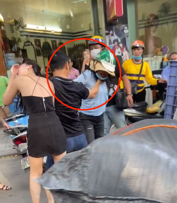 Nhân chứng kể lại vụ chồng bóp cổ và đấm vợ để bảo vệ nhân tình: Sau vụ việc, người đàn ông cùng cô bồ bắt taxi, còn vợ lái chiếc Lexus LX 570 rời đi - Ảnh 5.