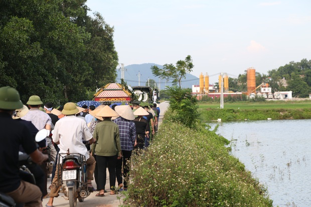 Đám tang đẫm nước mắt, hàng trăm người dân đến tiễn đưa chiến sĩ CSCĐ bị tài xế xe khách tông tử vong - Ảnh 21.