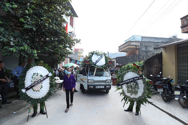 Đám tang nước mắt, hàng trăm người đưa ra chiến trường, CSCĐ bị tài xế tông chết người - Ảnh 2.
