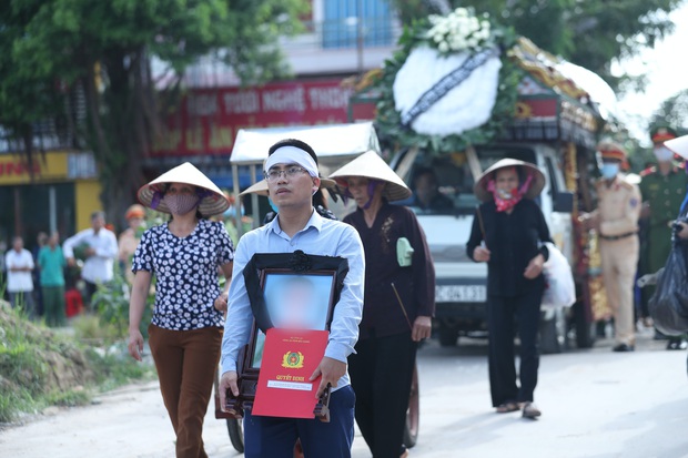 Đám tang đẫm nước mắt, hàng trăm người dân đến tiễn đưa chiến sĩ CSCĐ bị tài xế xe khách tông tử vong - Ảnh 15.