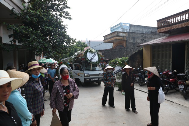 Người bố nghẹn ngào sau đám tang chiến sĩ CSCĐ: “Tôi thấy video lúc con bị tông mà không dám xem, thương nó quá... - Ảnh 1. Người bố nghẹn ngào sau đám tang chiến sĩ CSCĐ: “Tôi thấy video lúc con bị tông mà không dám xem, thương nó quá... - Ảnh 1.