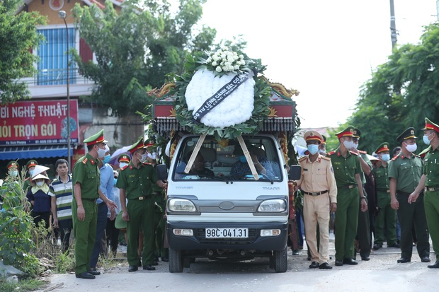 Đám tang đẫm nước mắt, hàng trăm người dân đến tiễn đưa chiến sĩ CSCĐ bị tài xế xe khách tông tử vong - Ảnh 12.