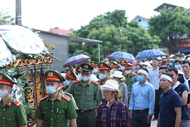 Đám tang đẫm nước mắt, hàng trăm người dân đến tiễn đưa chiến sĩ CSCĐ bị tài xế xe khách tông tử vong - Ảnh 18.