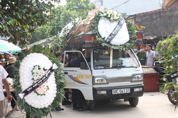 Đám tang đẫm nước mắt, hàng trăm người dân đến tiễn đưa chiến sĩ CSCĐ bị tài xế xe khách tông tử vong - Ảnh 4.