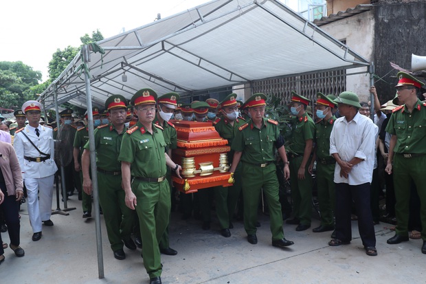 Đám tang đẫm nước mắt, hàng trăm người dân đến tiễn đưa chiến sĩ CSCĐ bị tài xế xe khách tông tử vong - Ảnh 6.