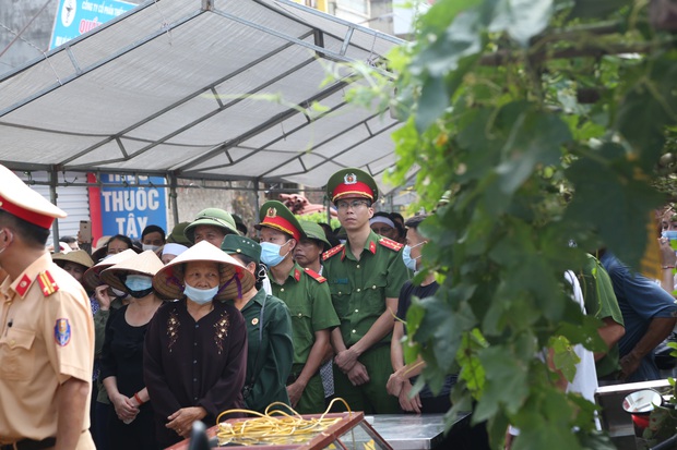 Đám tang đẫm nước mắt, hàng trăm người dân đến tiễn đưa chiến sĩ CSCĐ bị tài xế xe khách tông tử vong - Ảnh 16.