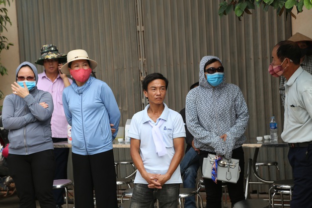 Đám tang đẫm nước mắt, hàng trăm người dân đến tiễn đưa chiến sĩ CSCĐ bị tài xế xe khách tông tử vong - Ảnh 8.