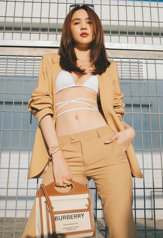 Chưa hết nổi loạn, Ngọc Trinh diện bikini giữa sân bay: Khoe vòng 1 nóng hừng hực, team qua đường cũng phải dán mắt - Ảnh 6.