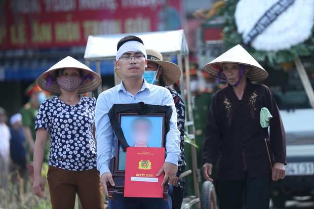 Người bố nghẹn ngào sau đám tang chiến sĩ CSCĐ: “Tôi thấy video lúc con bị tông mà không dám xem, thương nó quá... - Ảnh 2. Người bố nghẹn ngào sau đám tang chiến sĩ CSCĐ: “Tôi thấy video lúc con bị tông mà không dám xem, thương nó quá... - Ảnh 2.