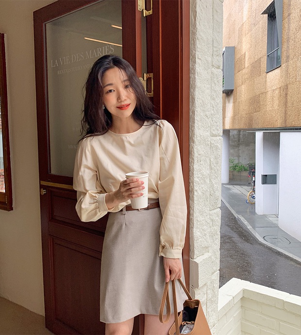 Áo blouse trơn màu đúng là chân ái của nàng công sở, có đến 10 cách diện sang xịn hết cỡ - Ảnh 1. Áo blouse trơn màu đúng là chân ái của nàng công sở, có đến 10 cách diện sang xịn hết cỡ - Ảnh 1.