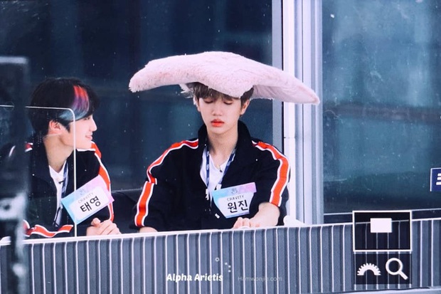 Dàn Idol khổ sở đội mưa khi phải ghi hình cho Đại hội thể thao Kpop ngay trên sân thượng - Ảnh 5.