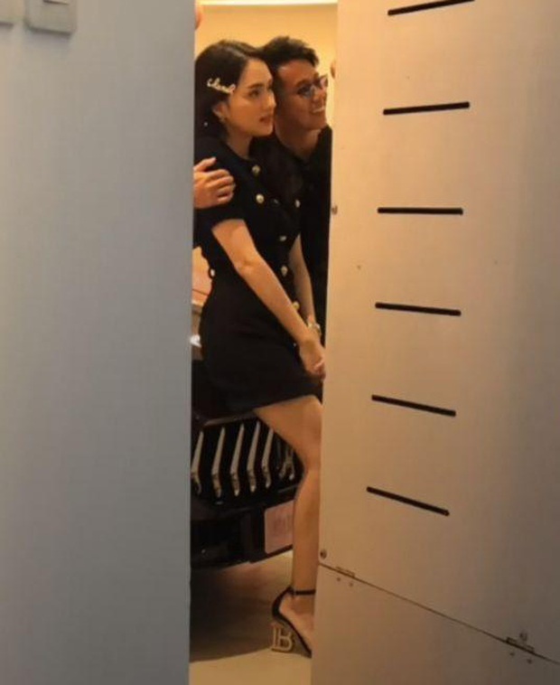 Ảnh chụp lén hậu trường mua xe tiền tỷ gây sốt: Matt Liu ôm nàng ngọt lịm, Hương Giang mạnh mẽ bỗng e ấp bất ngờ - Ảnh 3.