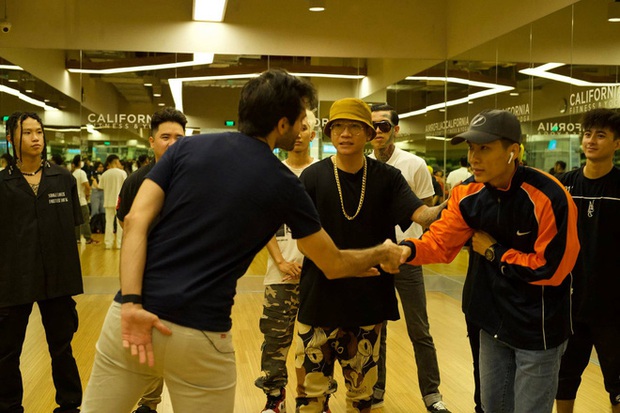 Wowy chia sẻ khoảnh khắc cả team tập luyện cho vòng 2 Rap Việt, không quên cảm ơn cả... loa kẹo kéo của JBee7 lẫn xe hơi của B:OKEH - Ảnh 7.