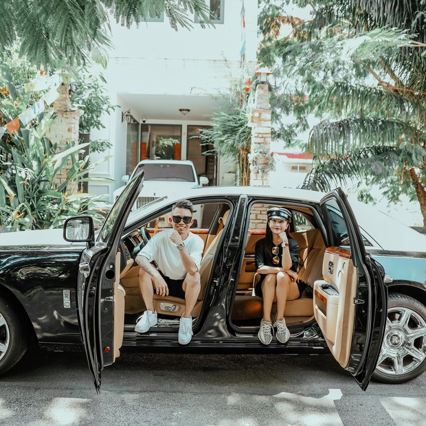Minh Nhựa và vợ 2 Mina khoe ảnh bên xe Rolls Royce 50 tỷ, dân tình thích thú khi thấy Wowy vào comment - Ảnh 1. Minh Nhựa và vợ 2 Mina khoe ảnh bên xe Rolls Royce 50 tỷ, dân tình thích thú khi thấy Wowy vào comment - Ảnh 1.