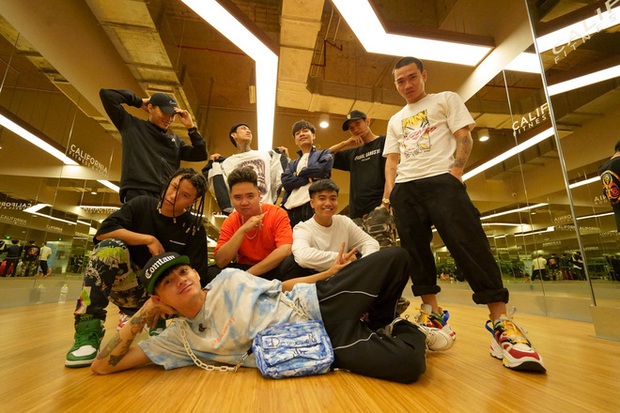 Wowy chia sẻ khoảnh khắc cả team tập luyện cho vòng 2 Rap Việt, không quên cảm ơn cả... loa kẹo kéo của JBee7 lẫn xe hơi của B:OKEH - Ảnh 3.