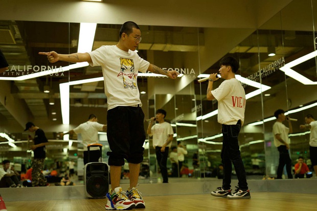 Wowy chia sẻ khoảnh khắc cả team tập luyện cho vòng 2 Rap Việt, không quên cảm ơn cả... loa kẹo kéo của JBee7 lẫn xe hơi của B:OKEH - Ảnh 4.