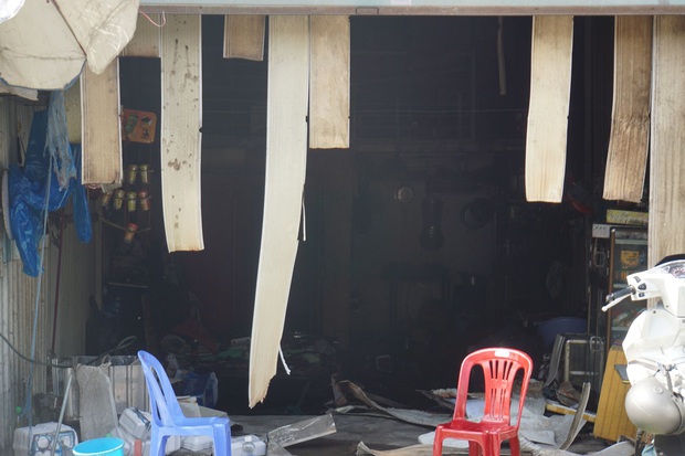 Dãy nhà trọ ở Sài Gòn sụp đổ trong biển lửa, nhiều gia đình nghèo bật khóc vì tài sản bị thiêu rụi - Ảnh 6. Dãy nhà trọ ở Sài Gòn sụp đổ trong biển lửa, nhiều gia đình nghèo bật khóc vì tài sản bị thiêu rụi - Ảnh 6.