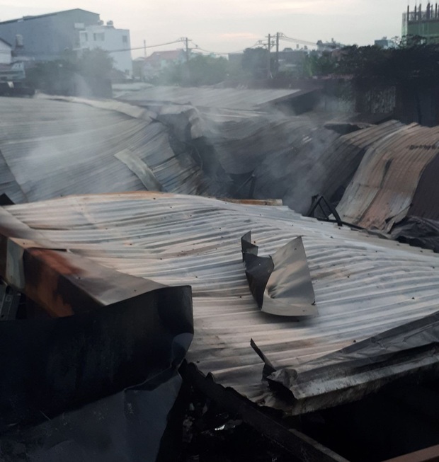 Dãy nhà trọ ở Sài Gòn sụp đổ trong biển lửa, nhiều gia đình nghèo bật khóc vì tài sản bị thiêu rụi - Ảnh 2. Dãy nhà trọ ở Sài Gòn sụp đổ trong biển lửa, nhiều gia đình nghèo bật khóc vì tài sản bị thiêu rụi - Ảnh 2.