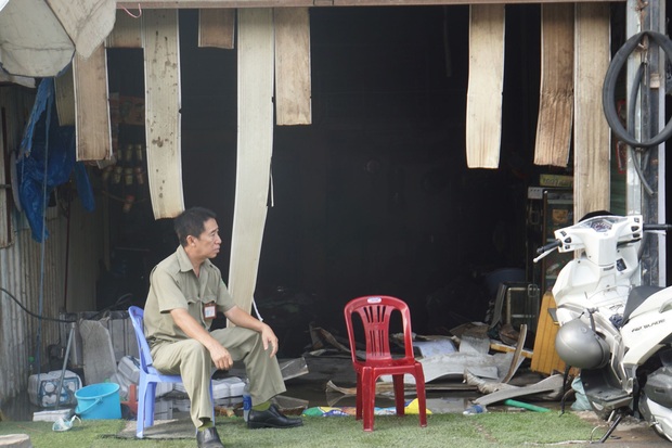 Dãy nhà trọ ở Sài Gòn sụp đổ trong biển lửa, nhiều gia đình nghèo bật khóc vì tài sản bị thiêu rụi - Ảnh 1. Dãy nhà trọ ở Sài Gòn sụp đổ trong biển lửa, nhiều gia đình nghèo bật khóc vì tài sản bị thiêu rụi - Ảnh 1.