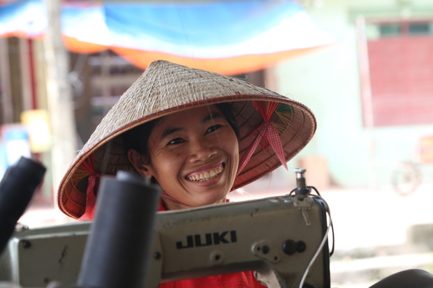 Chuyện cô Giao lưng vẹo bên chiếc máy may: Tôi bị vậy nhưng vẫn yêu đời dù có lẽ không bao giờ đứng thẳng được nữa! - Ảnh 4.