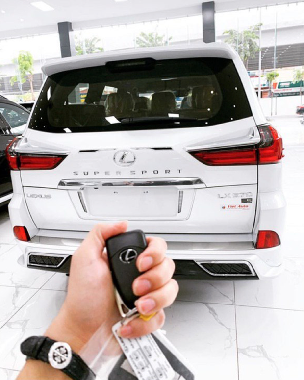 Hai thiếu gia Hà Nội đi Lexus LX 570: Gia thế khủng, nổi tiếng và có cô ấy cực xinh - Ảnh 2. Hai thiếu gia Hà Nội đi Lexus LX 570: Gia thế khủng, nổi tiếng và có cô ấy cực xinh - Ảnh 2.