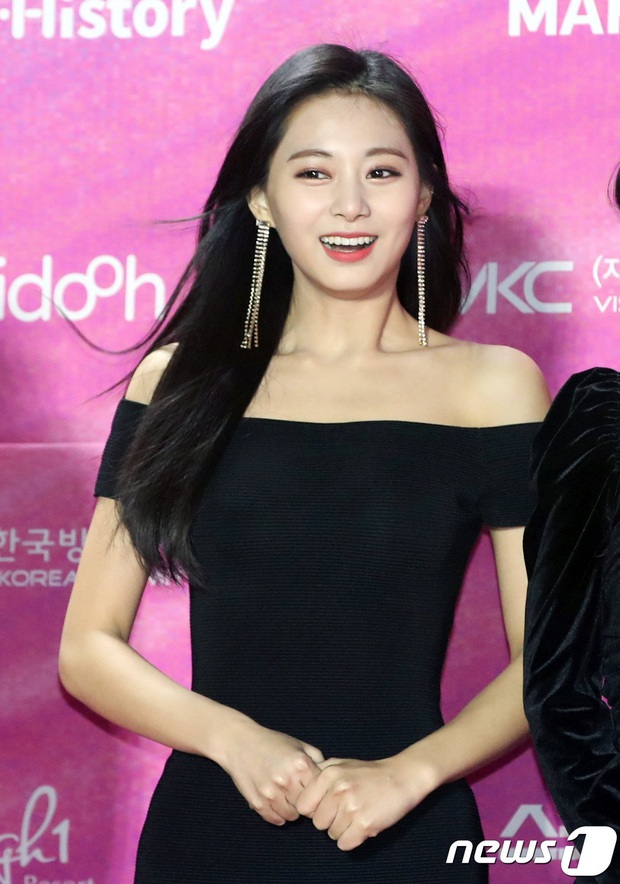 Mỹ nhân đẹp nhất thế giới Tzuyu (TWICE) cứ lên thảm đỏ là khuấy đảo MXH, bùng nổ nhất là màn kề cận visual như tiên tử với V (BTS) - Ảnh 5.