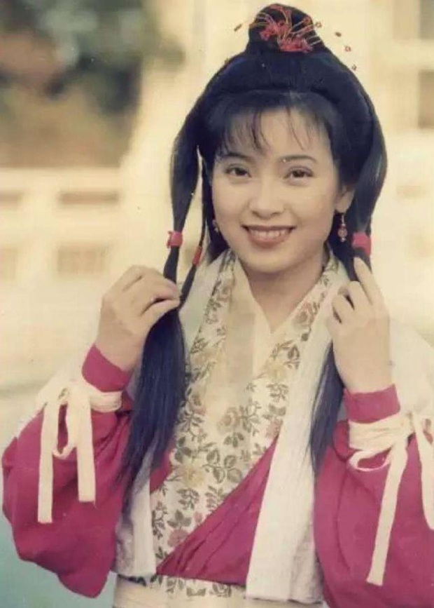Mỹ nhân Thần Điêu Đại Hiệp: Bỏ sự nghiệp vì đại gia, 9 năm yêu trai trẻ, tuổi 50 ra sao? - Ảnh 3. Mỹ nhân Thần Điêu Đại Hiệp: Bỏ sự nghiệp vì đại gia, 9 năm yêu trai trẻ, tuổi 50 ra sao? - Ảnh 3.