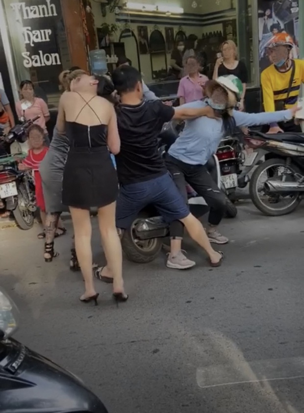 Chân dung người vợ trong vụ đánh ghen trên phố Lý Nam Đế qua lời kể của người quen: Rất hiền lành và thương chồng con, chưa bao giờ bị đánh như vậy - Ảnh 1. Chân dung người vợ trong vụ đánh ghen trên phố Lý Nam Đế qua lời kể của người quen: Rất hiền lành và thương chồng con, chưa bao giờ bị đánh như vậy - Ảnh 1.