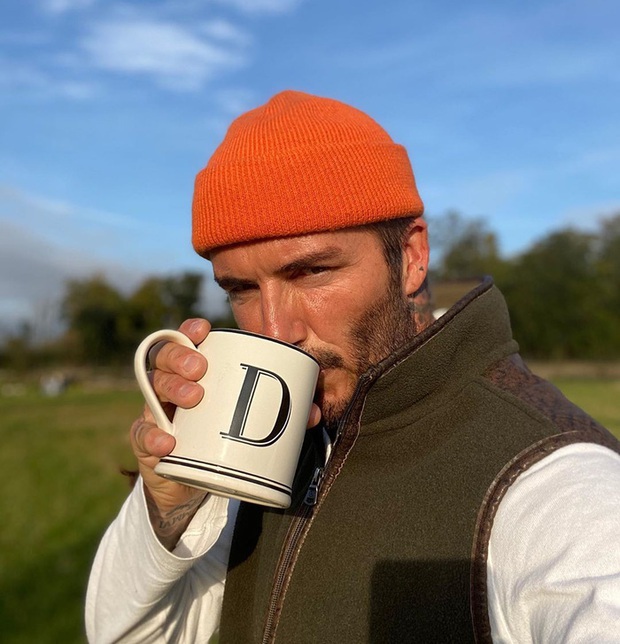 Đăng ảnh ở tuổi 45 do chính cậu cả Brooklyn chụp, David Beckham khiến các fan điên đảo vì vẻ nam tính khó cưỡng - Ảnh 2. Đăng ảnh ở tuổi 45 do chính cậu cả Brooklyn chụp, David Beckham khiến các fan điên đảo vì vẻ nam tính khó cưỡng - Ảnh 2.