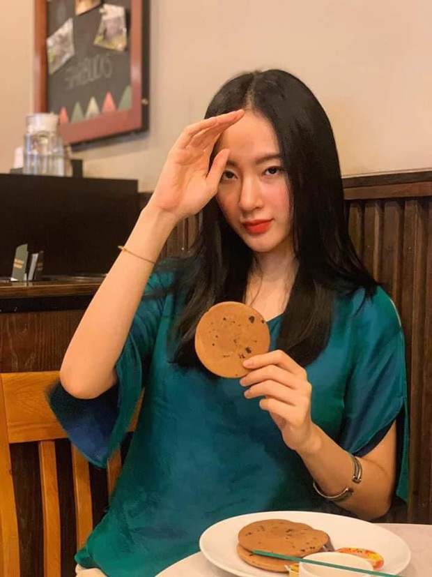 Lộ diện sương sương trong clip mới, Angela Phương Trinh gây sốt với visual giản dị: Góc nghiêng xinh động lòng người! - Ảnh 10. Lộ diện sương sương trong clip mới, Angela Phương Trinh gây sốt với visual giản dị: Góc nghiêng xinh động lòng người! - Ảnh 10.