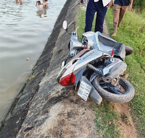 Xác định nguyên nhân ban đầu vụ 3 ông cháu rơi xuống sông tử vong thương tâm - Ảnh 1. Xác định nguyên nhân ban đầu vụ 3 ông cháu rơi xuống sông tử vong thương tâm - Ảnh 1.