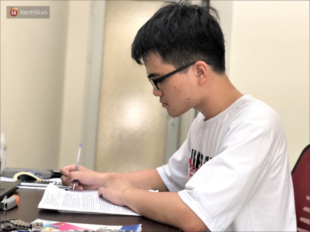 Nam sinh thủ khoa tốt nghiệp với điểm tuyệt đối 30/30: Thích đọc truyện Doreamon, học 8 tiếng mỗi ngày - Ảnh 2. Nam sinh thủ khoa tốt nghiệp với điểm tuyệt đối 30/30: Thích đọc truyện Doreamon, học 8 tiếng mỗi ngày - Ảnh 2.