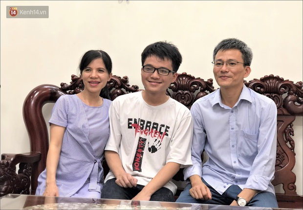 Nam sinh thủ khoa tốt nghiệp với điểm tuyệt đối 30/30: Thích đọc truyện Doreamon, học 8 tiếng mỗi ngày - Ảnh 1. Nam sinh thủ khoa tốt nghiệp với điểm tuyệt đối 30/30: Thích đọc truyện Doreamon, học 8 tiếng mỗi ngày - Ảnh 1.
