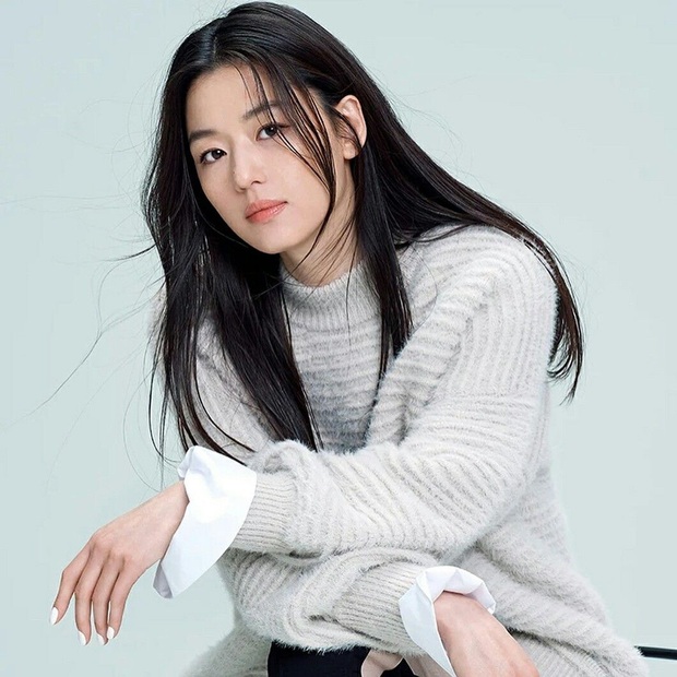 Mợ chảnh Jeon Ji Hyun đã hết... chảnh chỉ vì tóc mái, hội ngộ thái tử gia tộc Samsung một thời tại sự kiện - Ảnh 4. Mợ chảnh Jeon Ji Hyun đã hết... chảnh chỉ vì tóc mái, hội ngộ thái tử gia tộc Samsung một thời tại sự kiện - Ảnh 4.