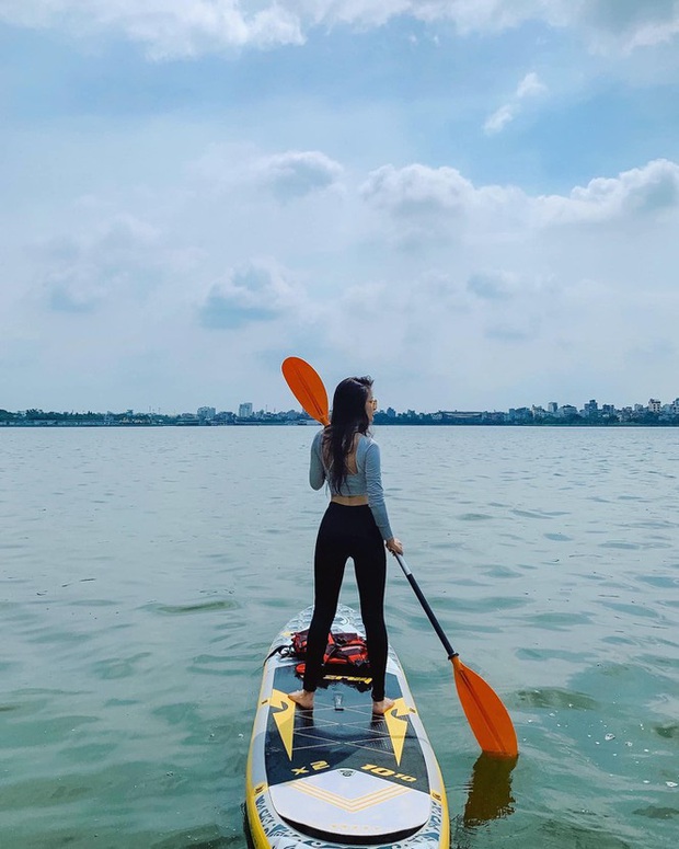 Giữa vịnh Hạ Long nên thơ hữu tình, có tiếng hét thất thanh của Ngọc Trinh vì nhún nhảy mà lật xuồng - Ảnh 1.