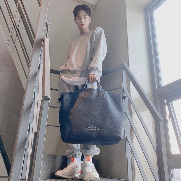 Fan mừng húm vì mỹ nam Hàn Dae Hwi đi giày made in Vietnam, giờ muốn đu theo idol dễ như trở bàn tay - Ảnh 2. Fan mừng húm vì mỹ nam Hàn Dae Hwi đi giày made in Vietnam, giờ muốn đu theo idol dễ như trở bàn tay - Ảnh 2.