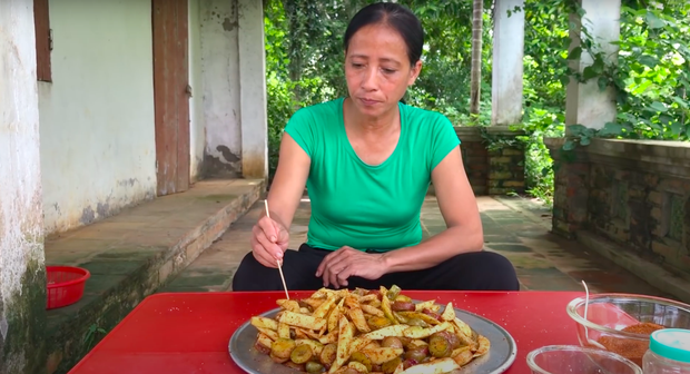 Gần 1 tháng bị chỉ trích vì “đạo nhái” bà Tân, bà Lý Vlog bị tố thêm loạt “phốt”: Làm video không trung thực, lãng phí thức ăn - Ảnh 8.