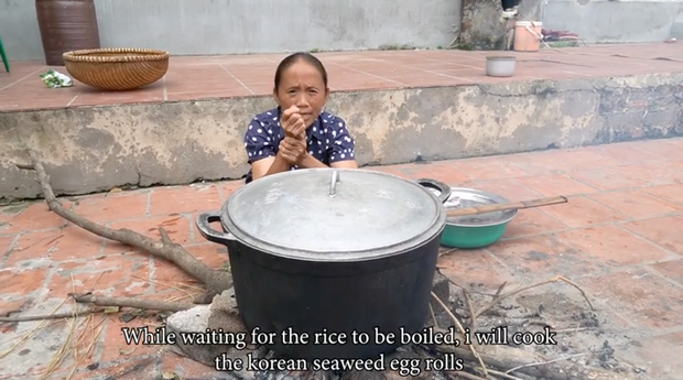 Mẹ con Bà Tân Vlog đều có động thái khác lạ sau vụ lùm xùm nấu cháo gà nguyên lông và bị Bà Lý Vlog “cà khịa” - Ảnh 3. Mẹ con Bà Tân Vlog đều có động thái khác lạ sau vụ lùm xùm nấu cháo gà nguyên lông và bị Bà Lý Vlog “cà khịa” - Ảnh 3.