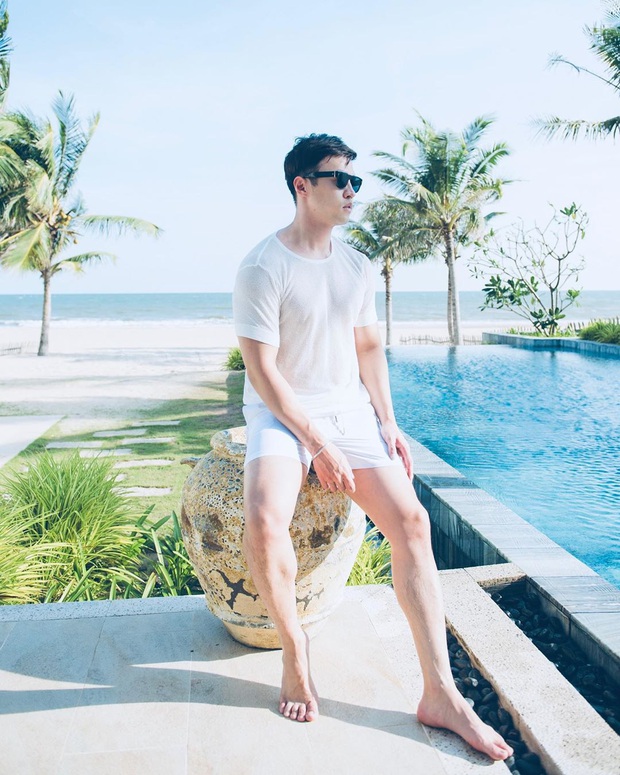 Gọi shark Khoa là chàng trai biển hồ vì ảnh du lịch nào anh cũng check-in cởi đồ, khoe 6 múi nóng hừng hực ở hồ bơi - Ảnh 12. Gọi shark Khoa là chàng trai biển hồ vì ảnh du lịch nào anh cũng check-in cởi đồ, khoe 6 múi nóng hừng hực ở hồ bơi - Ảnh 12.