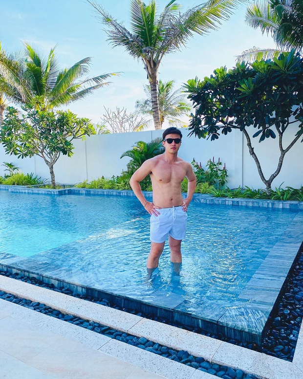 Gọi shark Khoa là chàng trai biển hồ vì ảnh du lịch nào anh cũng check-in cởi đồ, khoe 6 múi nóng hừng hực ở hồ bơi - Ảnh 4. Gọi shark Khoa là chàng trai biển hồ vì ảnh du lịch nào anh cũng check-in cởi đồ, khoe 6 múi nóng hừng hực ở hồ bơi - Ảnh 4.